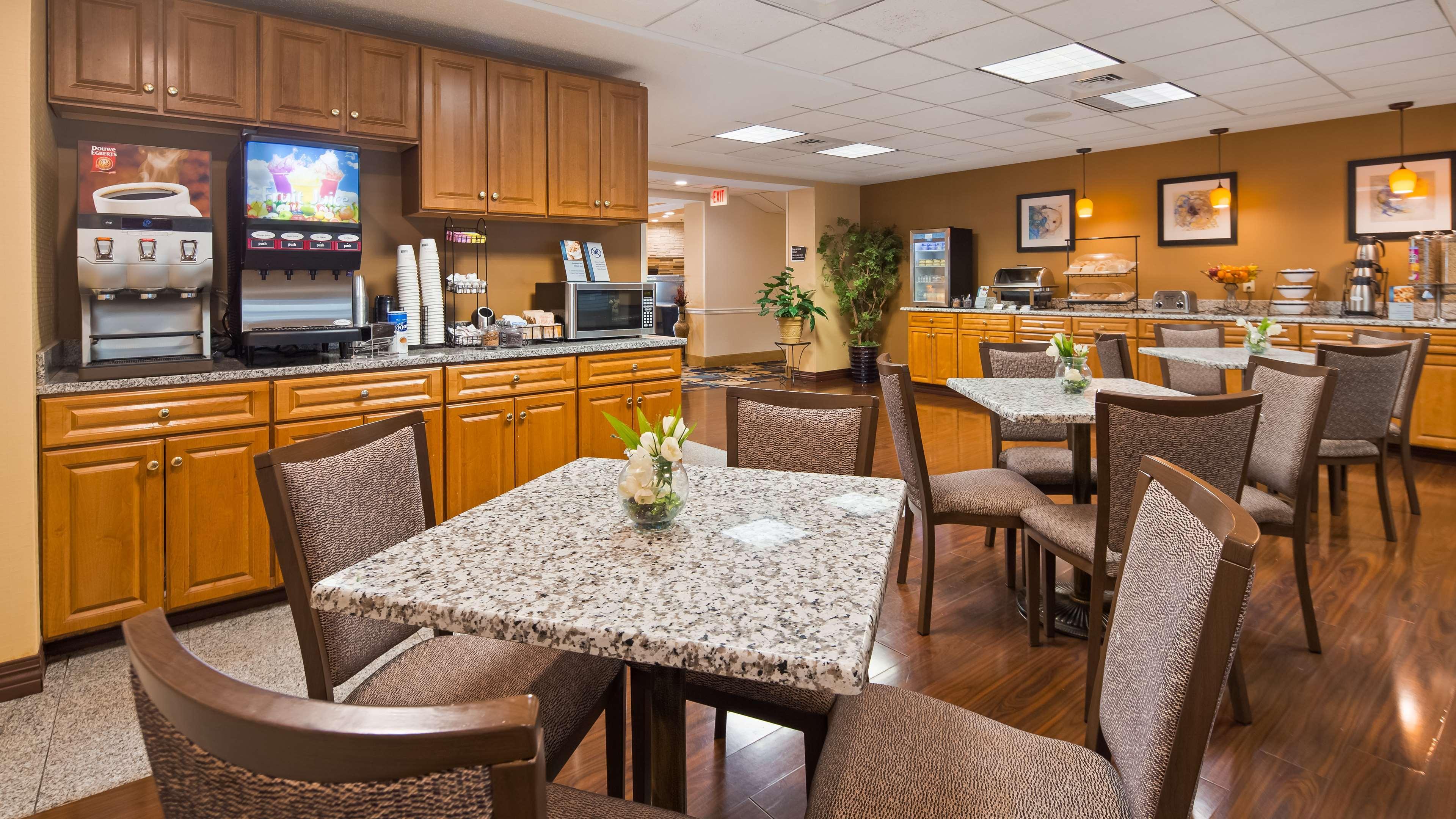 Best Western Plus New England Inn & Suites Берлин Экстерьер фото