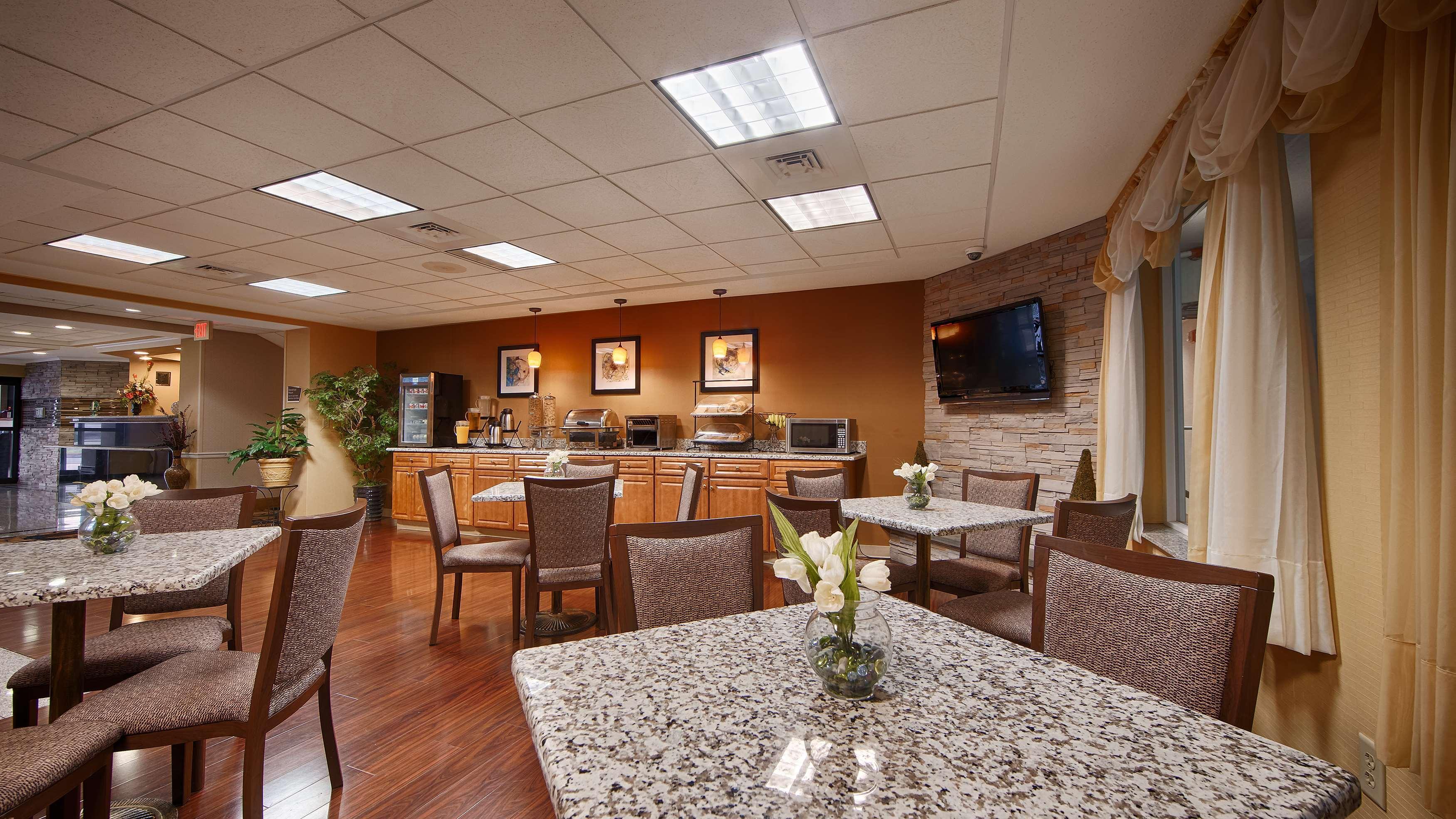 Best Western Plus New England Inn & Suites Берлин Экстерьер фото