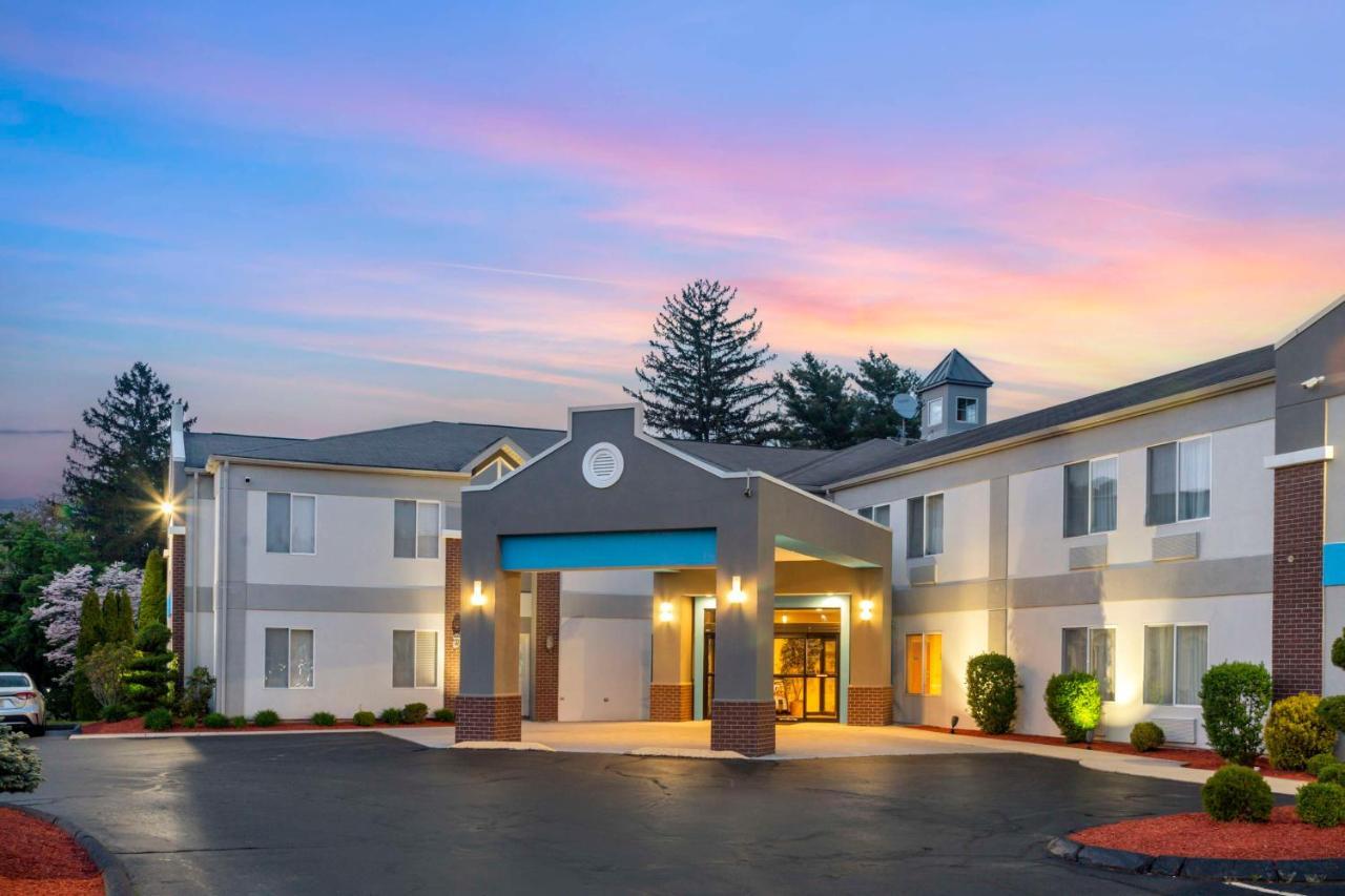 Best Western Plus New England Inn & Suites Берлин Экстерьер фото