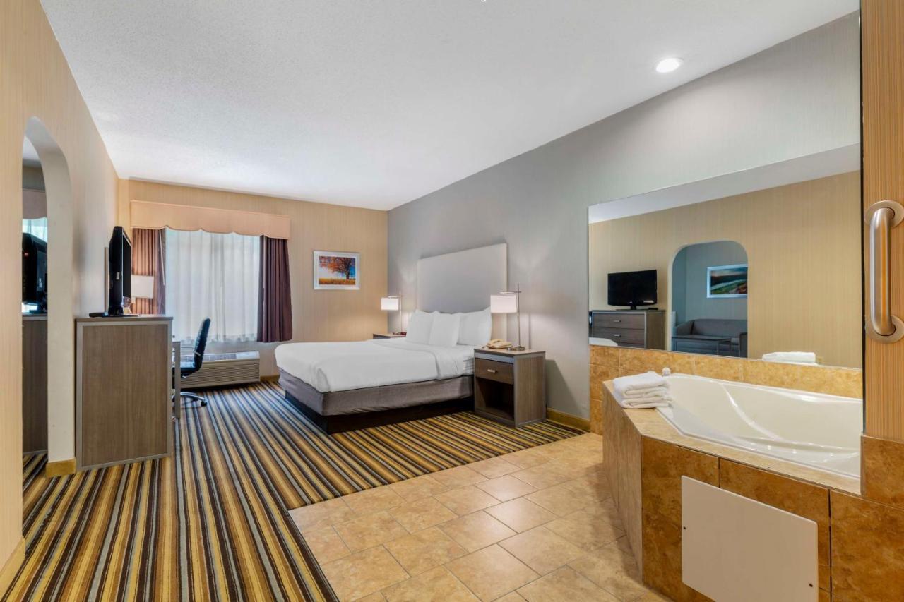 Best Western Plus New England Inn & Suites Берлин Экстерьер фото