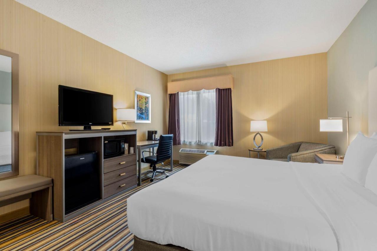 Best Western Plus New England Inn & Suites Берлин Экстерьер фото