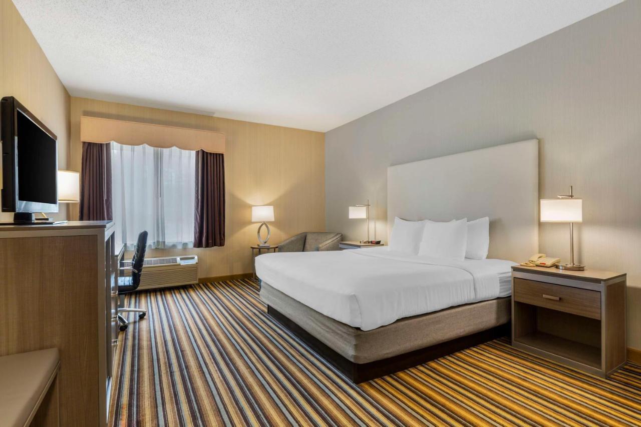 Best Western Plus New England Inn & Suites Берлин Экстерьер фото