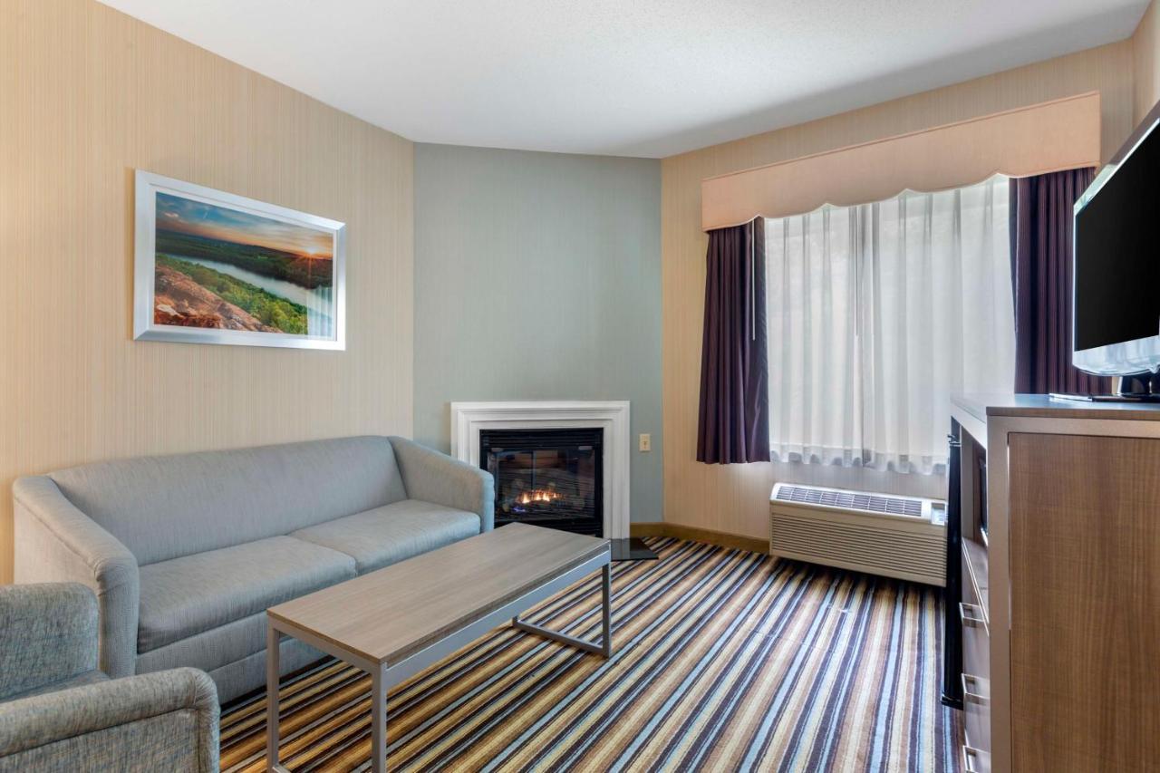 Best Western Plus New England Inn & Suites Берлин Экстерьер фото
