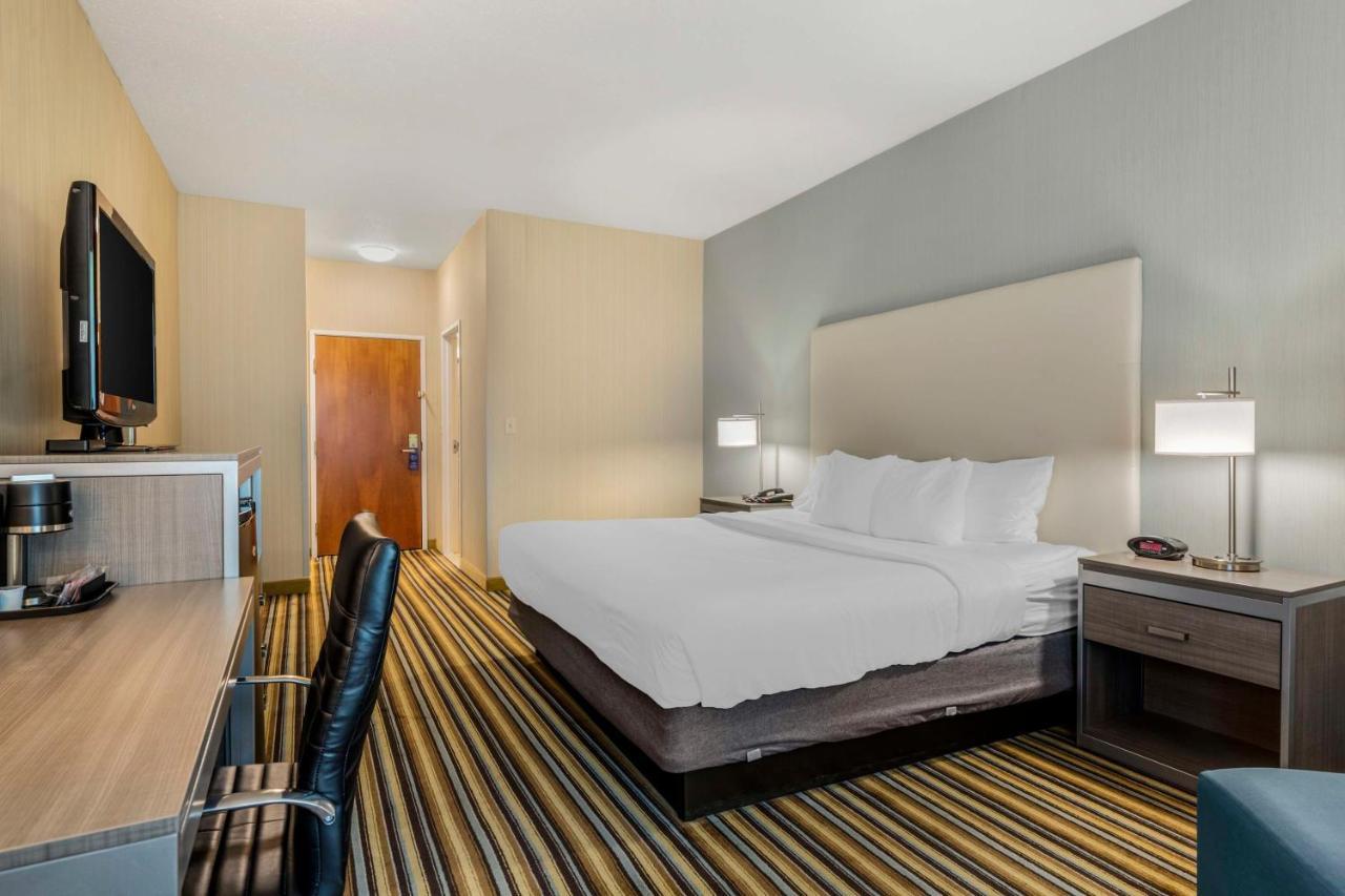 Best Western Plus New England Inn & Suites Берлин Экстерьер фото