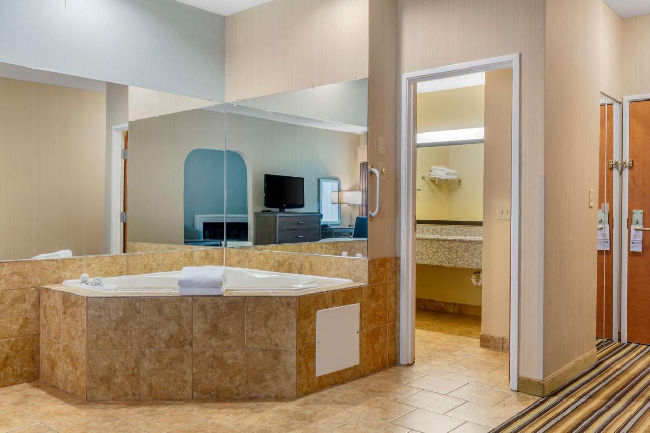 Best Western Plus New England Inn & Suites Берлин Экстерьер фото