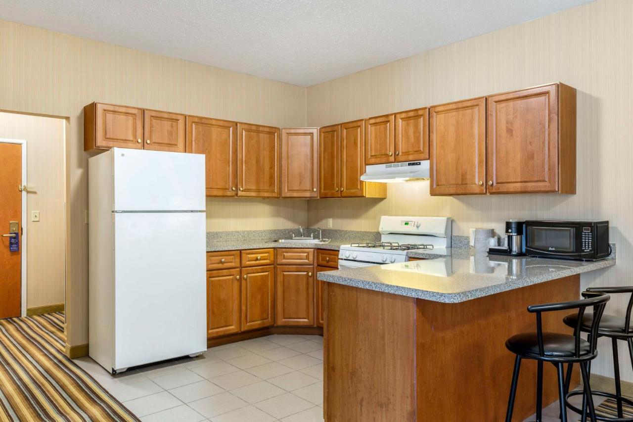 Best Western Plus New England Inn & Suites Берлин Экстерьер фото