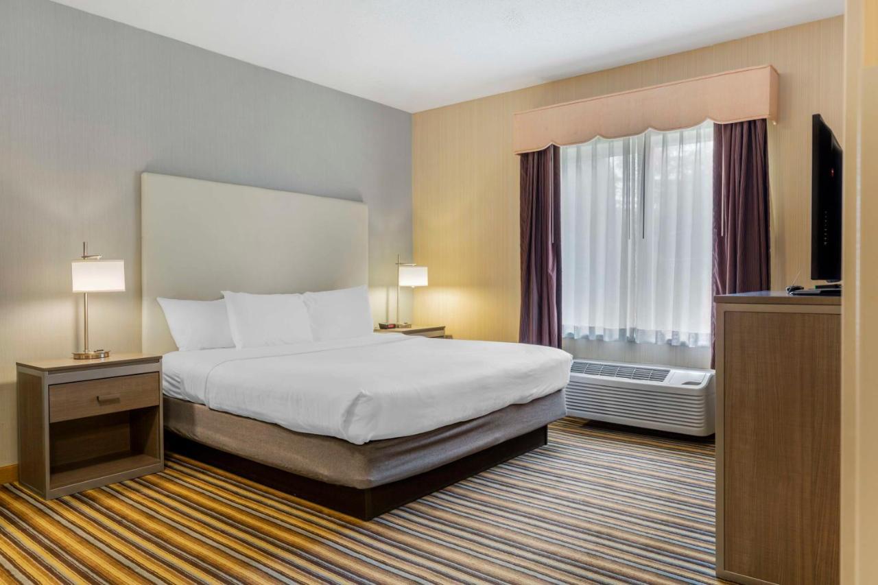 Best Western Plus New England Inn & Suites Берлин Экстерьер фото