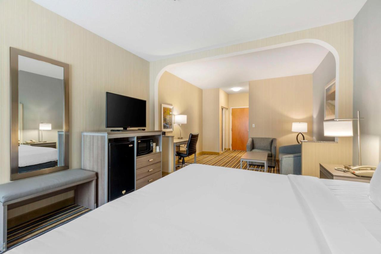 Best Western Plus New England Inn & Suites Берлин Экстерьер фото
