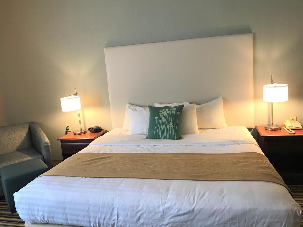 Best Western Plus New England Inn & Suites Берлин Экстерьер фото